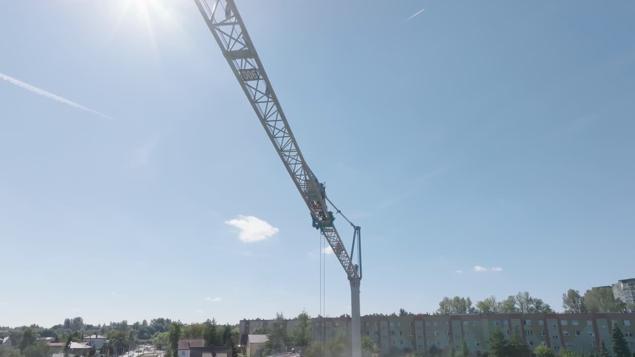 grúa de construcción en entorno urbano