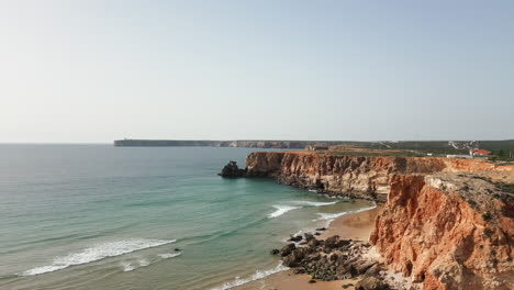 Drohnenaufnahme,-Die-Nach-Oben-Schwenkt-Und-Die-Klippen-Von-Sagres-Zeigt