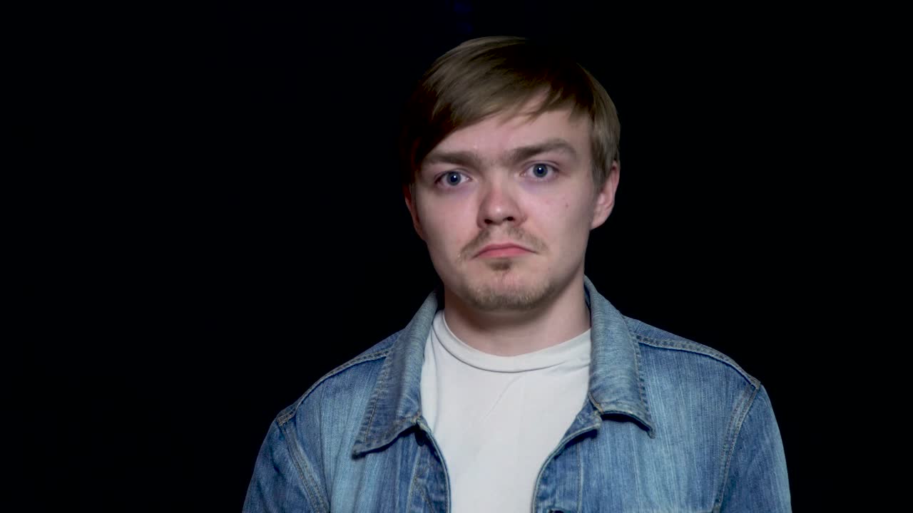 불만족 한 표정 을 가진 젊은 남자