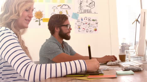 diseñadores creativos trabajando en sus computadoras