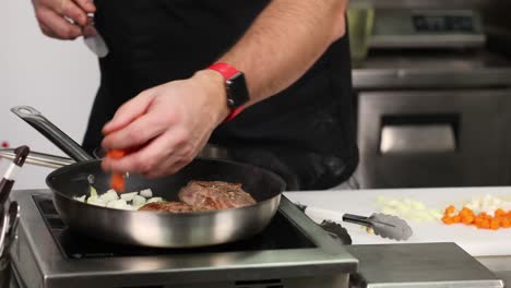 chef cocinando cordero con verduras