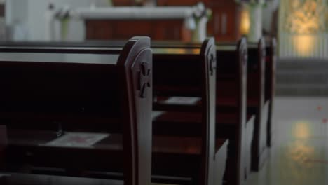 asientos vacíos en una iglesia católica sin gente