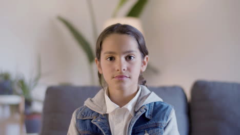 foto de retrato de una chica hispana seria