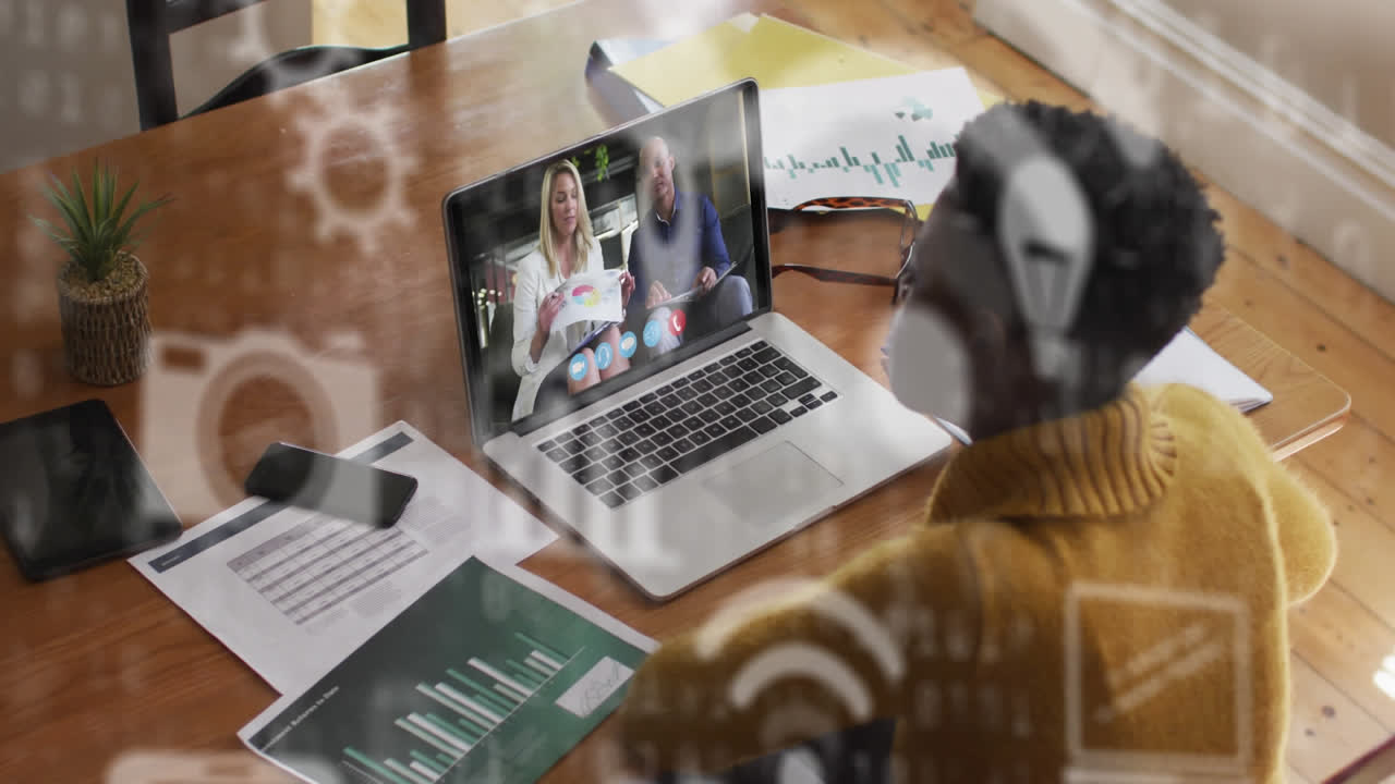 animación de una red de iconos sobre una mujer usando una computadora portátil