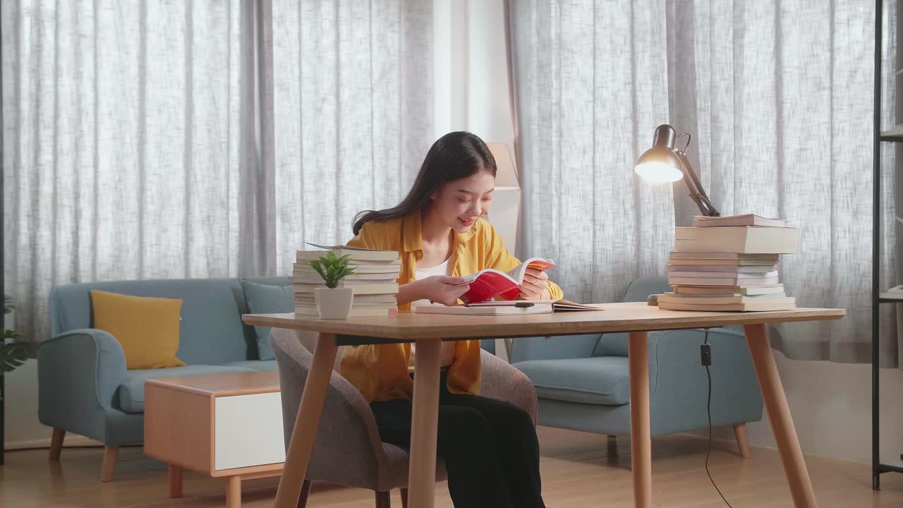 집에서 공부하는 여자