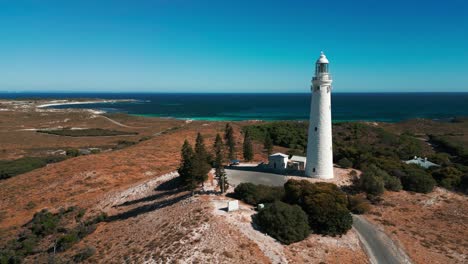 Vista-Aérea-Sobre-El-Faro-De-Wadjemup-En-La-Isla-Rottnest-En-Un-Día-Claro-Y-Soleado-Durante-El-Verano,-Australia-Occidental