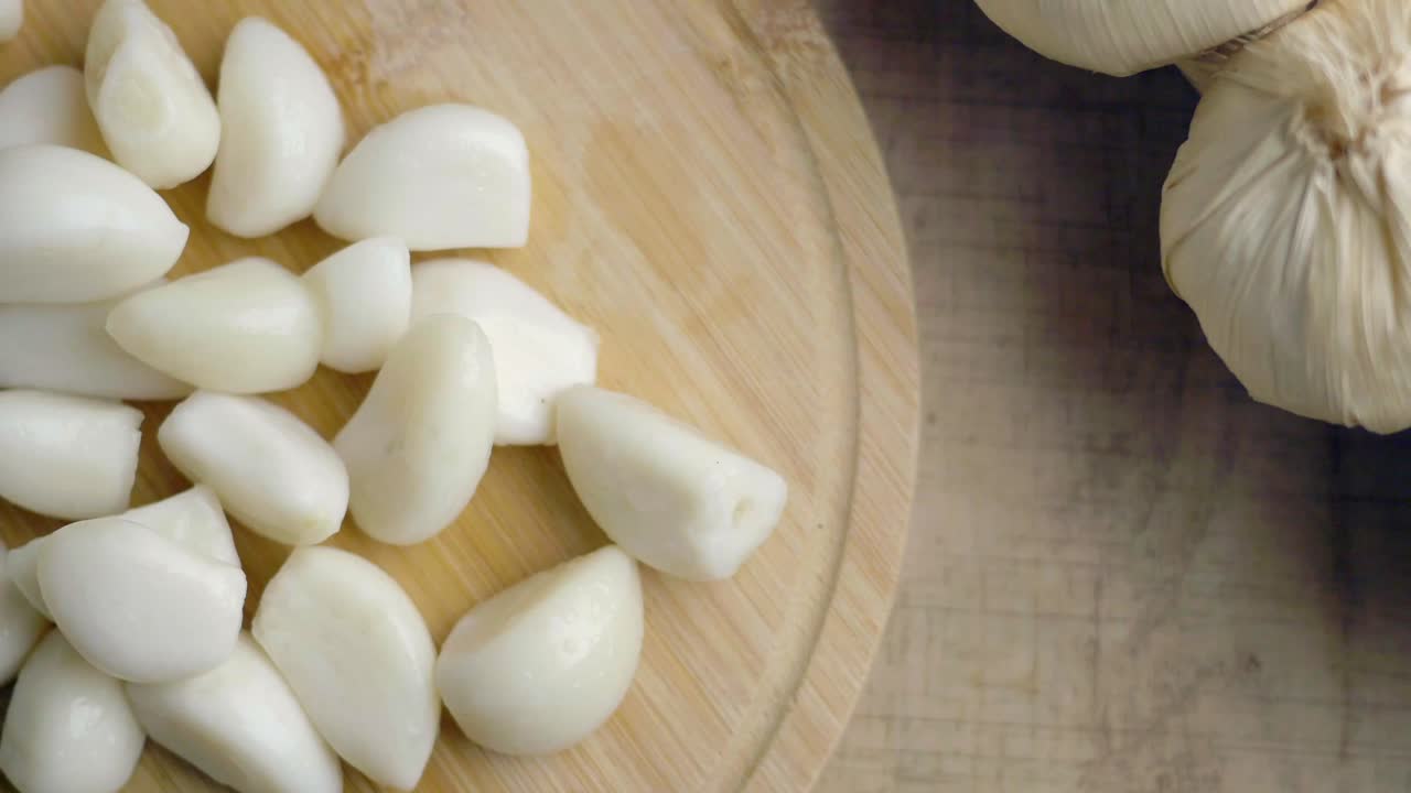 Spicchi d'aglio su tavola di legno