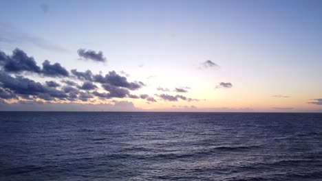 Hermoso-Océano-Azul-Tranquilo-Al-Atardecer-Con-Espacio-En-El-Cielo-Para-Texto-Y-Copia