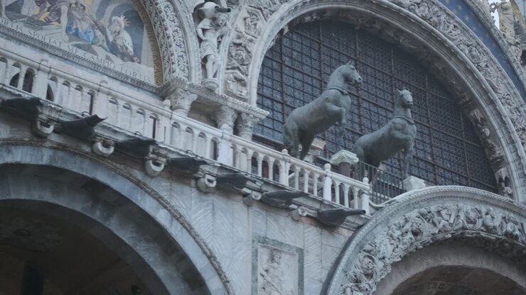 Ripresa ravvicinata con slider della facciata della Basilica di San Marco, Venezia