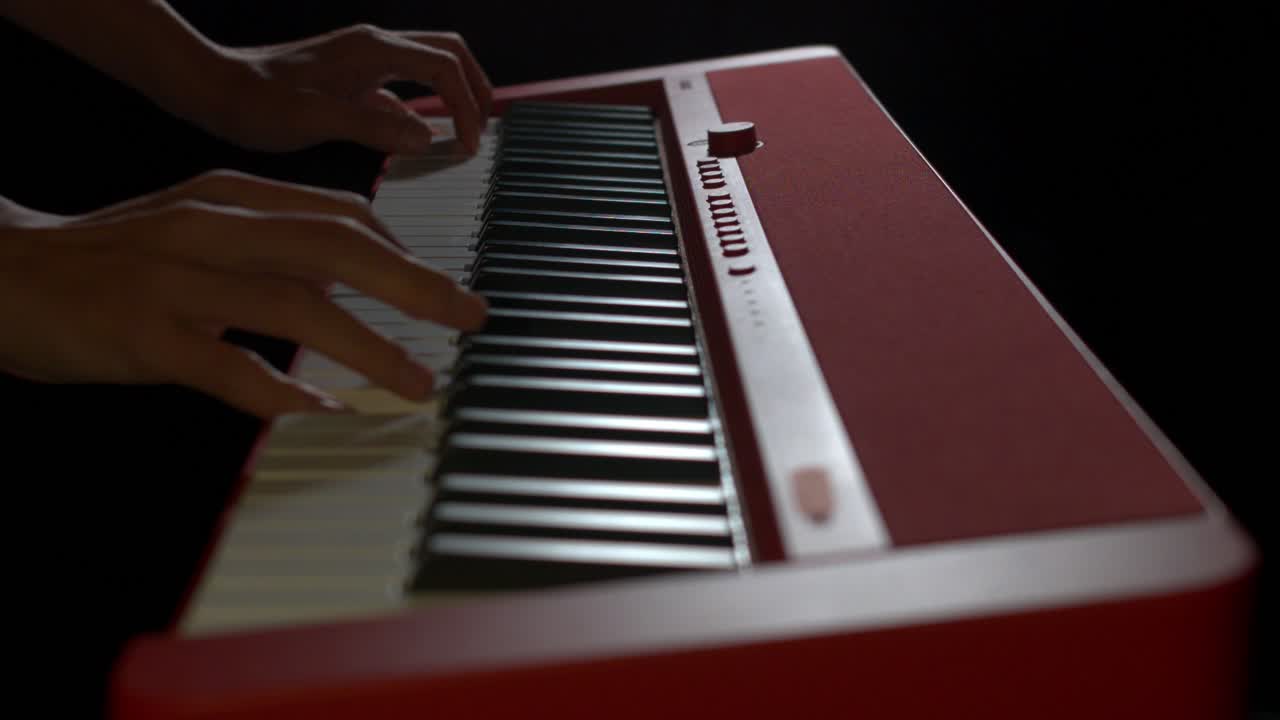 un pianista experto toca un piano eléctrico rojo en esta impresionante actuación en solitario