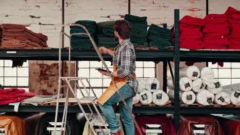 textil, tableta y hombre en la fábrica en la escalera
