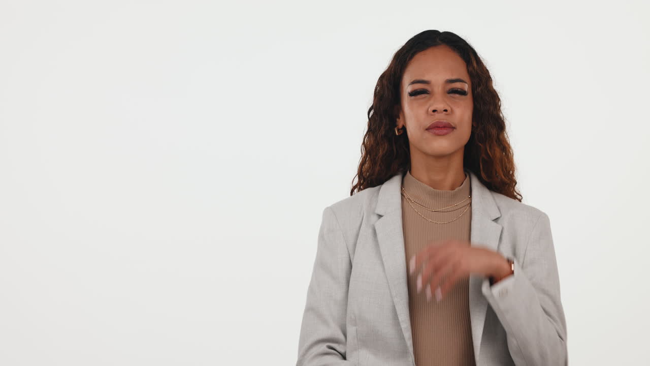 pensando, wow y la mujer con la mano apuntando