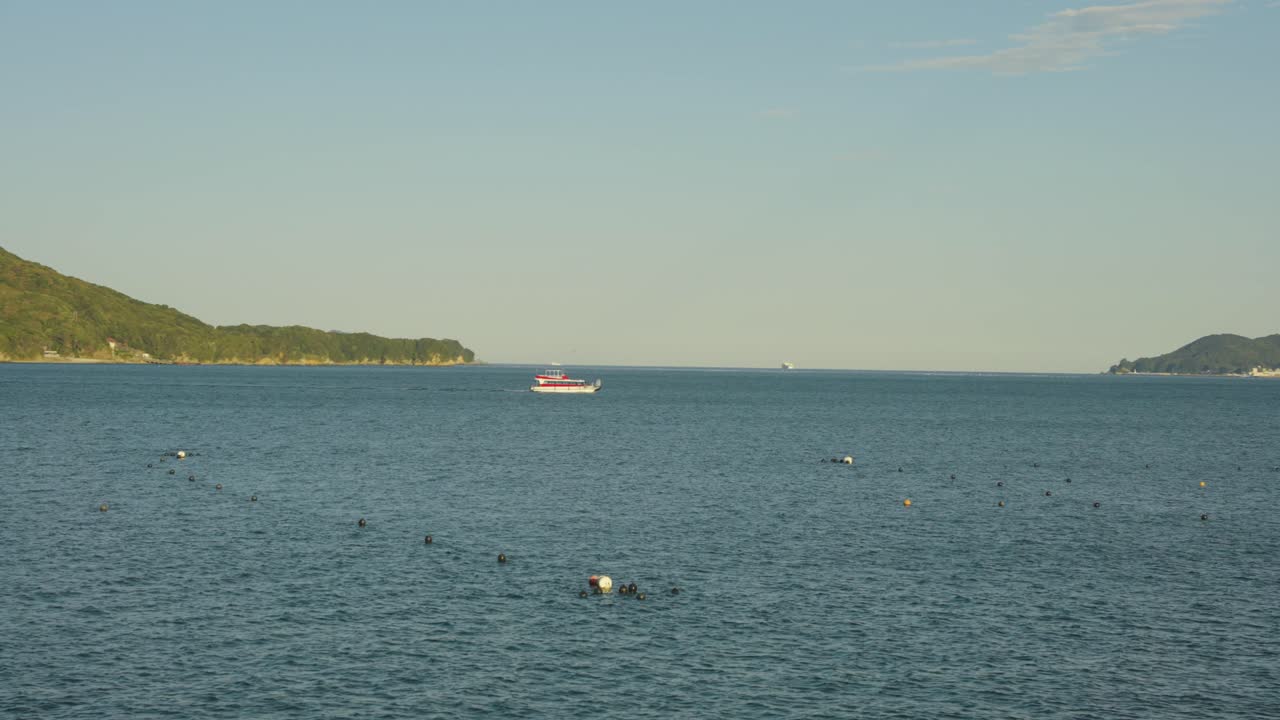 일본 해안에 있는 배와 섬을 가진 바다 장면, 평화로운 장면