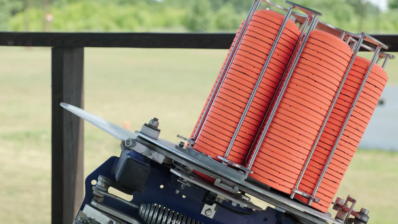 에서 천천히 움직이는 점토 비둘기, 판에 벤치 촬영, 판에 v-log 벤치 슈팅, 판을 던지는 자동 기계, 벤치 쇼팅을위한 던지기 기계.