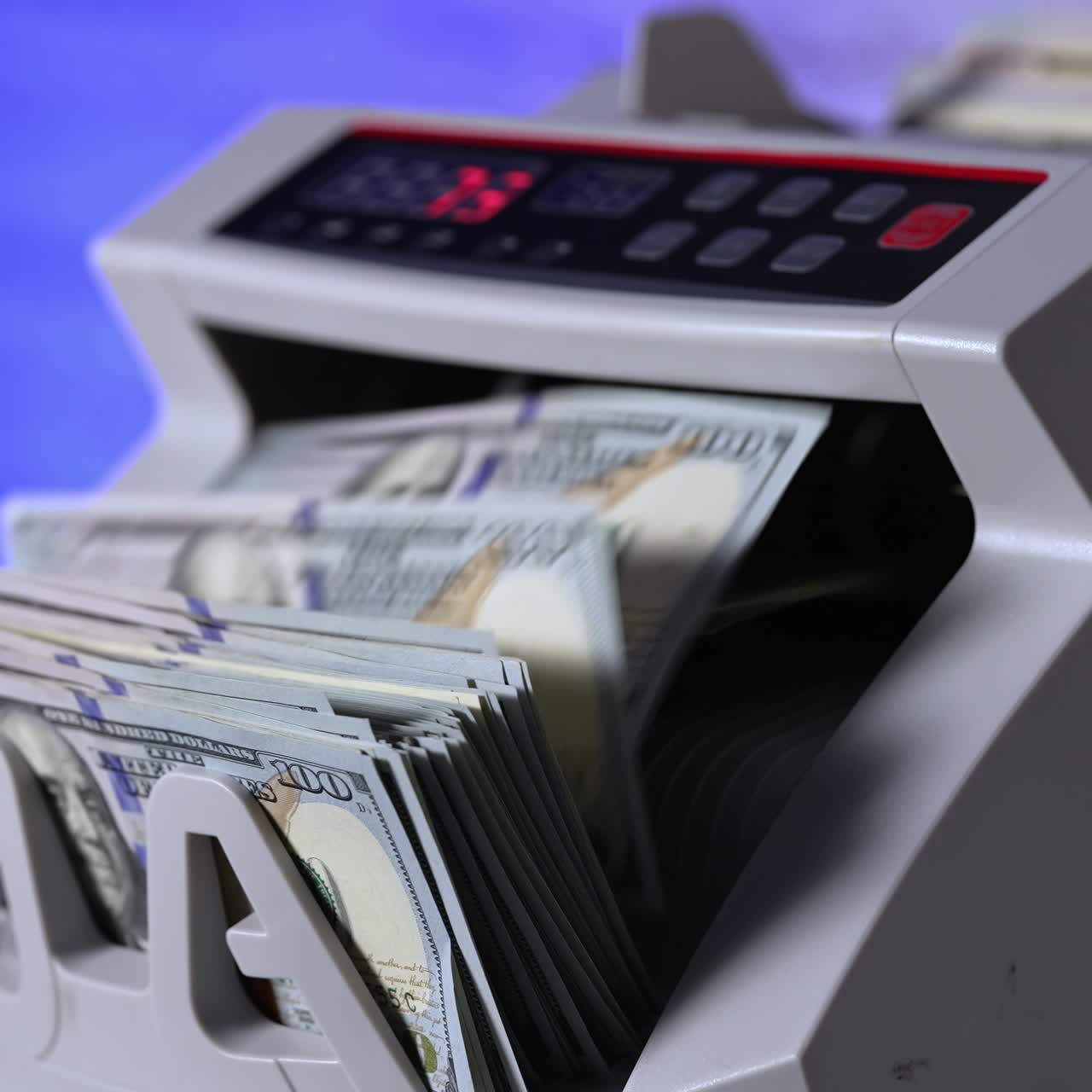 Moderne bankteller med dollar. Penger telles på en spesiell maskin. Penger og forretningskonsept. Beskjært visning