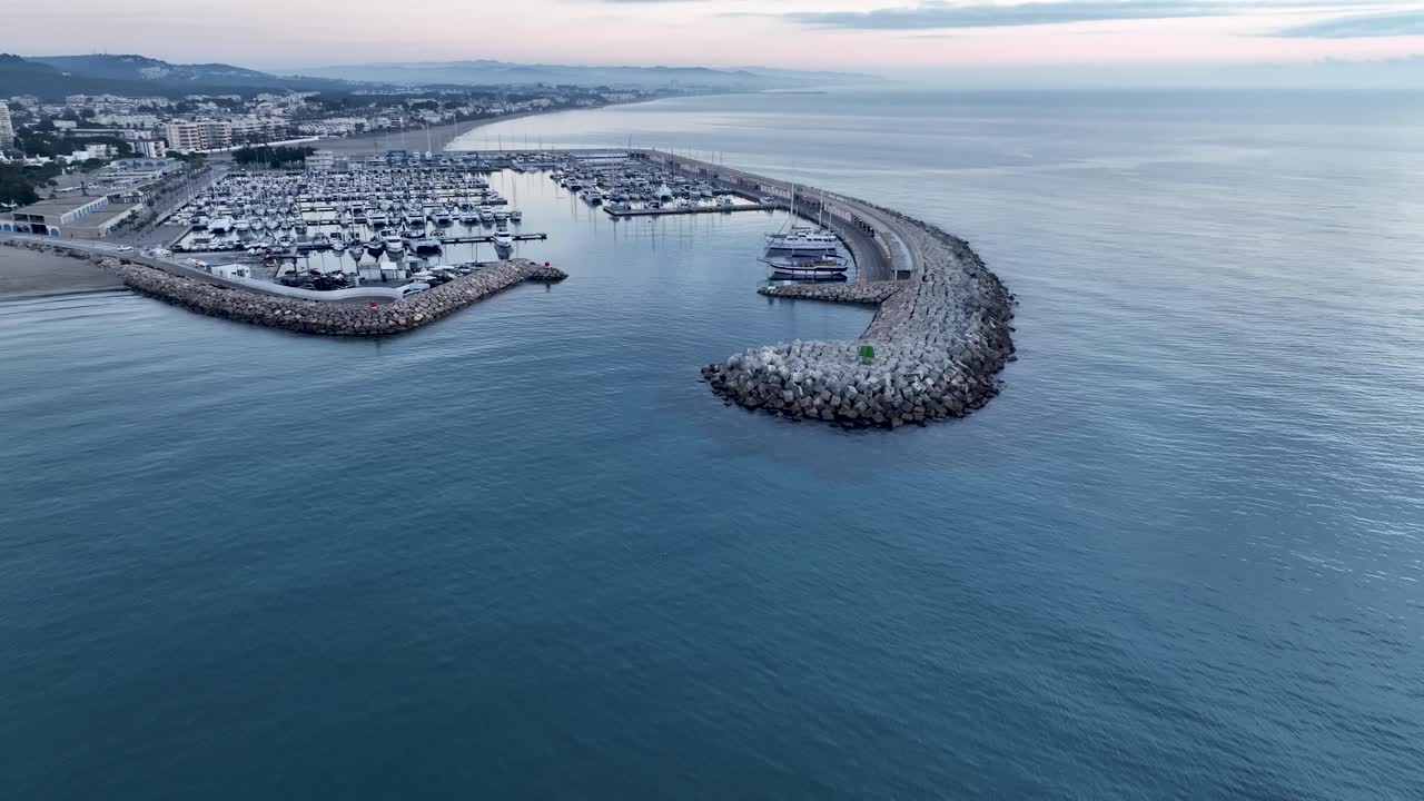 스페인 카탈로니아 해안의 지중해 상공을 비행하는 무인 항공기