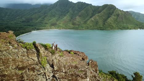 Drohnenschuss,-Der-Ein-Paar-Wanderer-Auf-Den-Klippen-Der-Hockenden-Löwenwanderung-Auf-Oahu,-Hawaii,-Umkreist