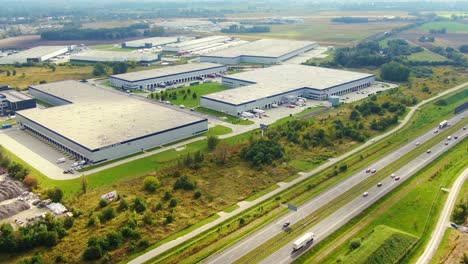 gran terminal logística en el campo cerca de la autopista, tráfico del centro de entrega en la toma aérea de la autopista