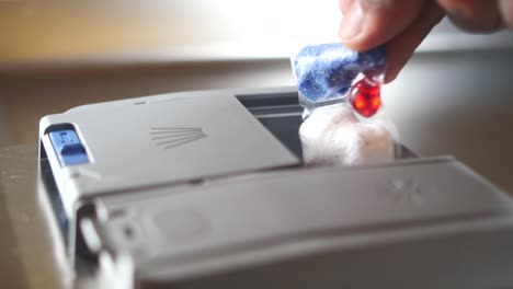 cerrar la tableta de detergente para lavador de platos en el dispensador
