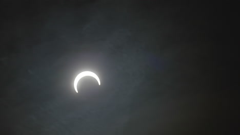 lapso de tiempo de la luna en el cielo con nubes durante el eclipse solar anular