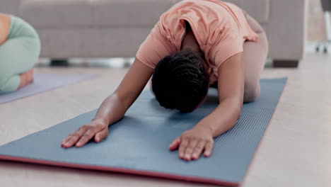 Yoga,-Bewegung-Und-Schwarze-Frau,-Die-Sich-Zu-Hause-Ausdehnt