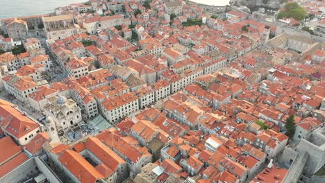 Vista-Aérea-Sobre-El-Casco-Antiguo-De-Dubrovnik-Durante-La-Puesta-De-Sol-En-La-Costa-Del-Mar-Adriático,-Dalmacia,-Croacia