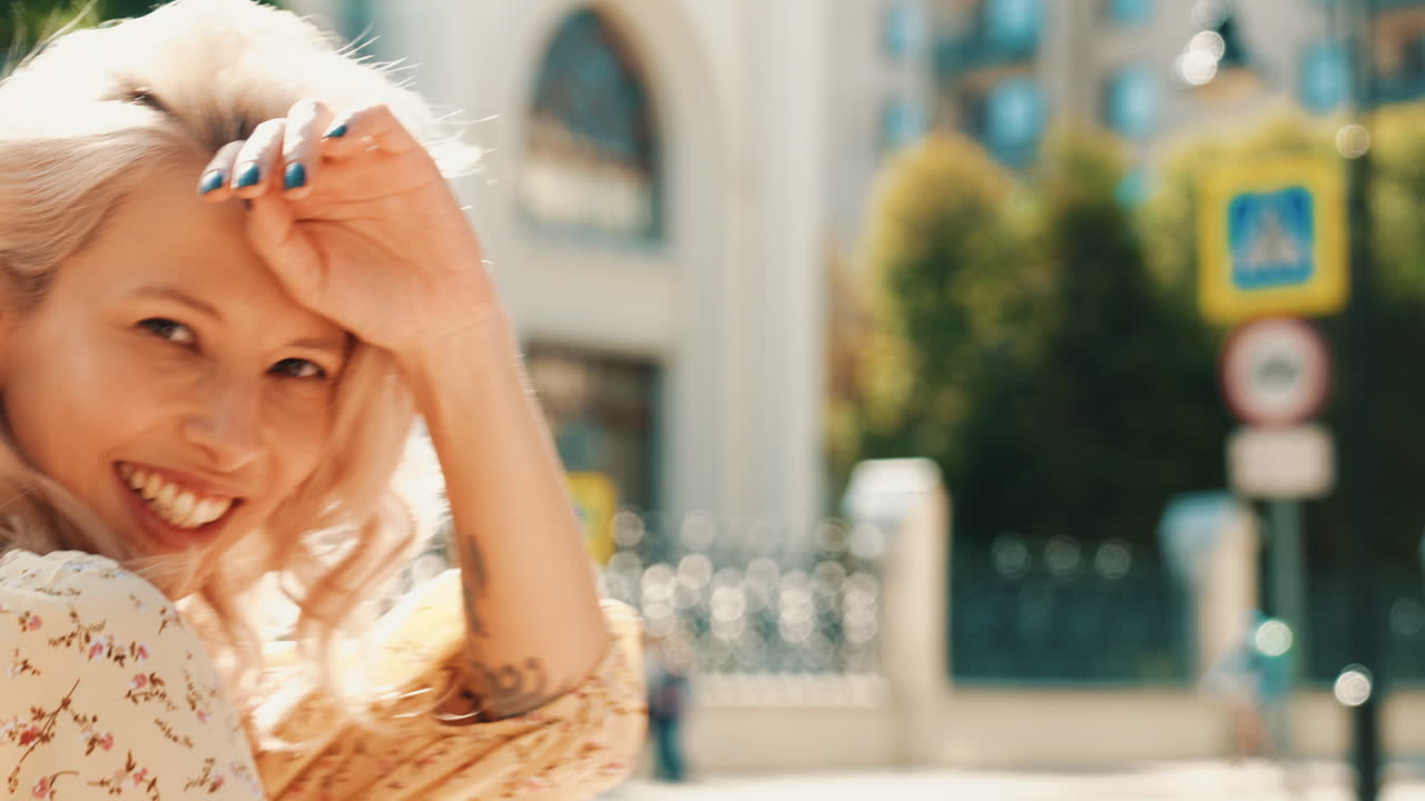 도시에서 웃는 여자