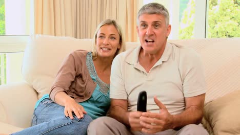 Pareja-Atractiva-Viendo-Un-Partido-En-La-Televisión