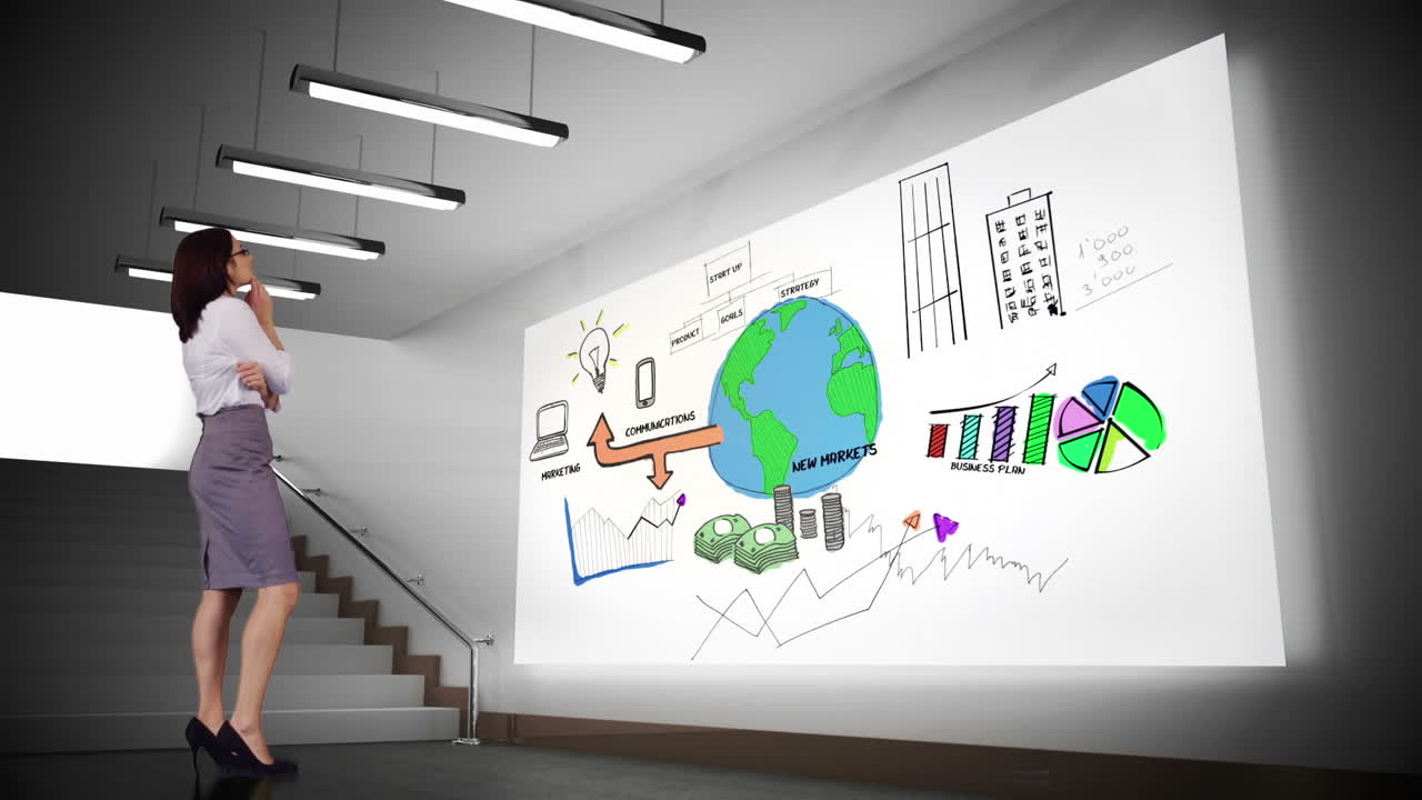 деловая женщина смотрит на мозговой штурм на экране