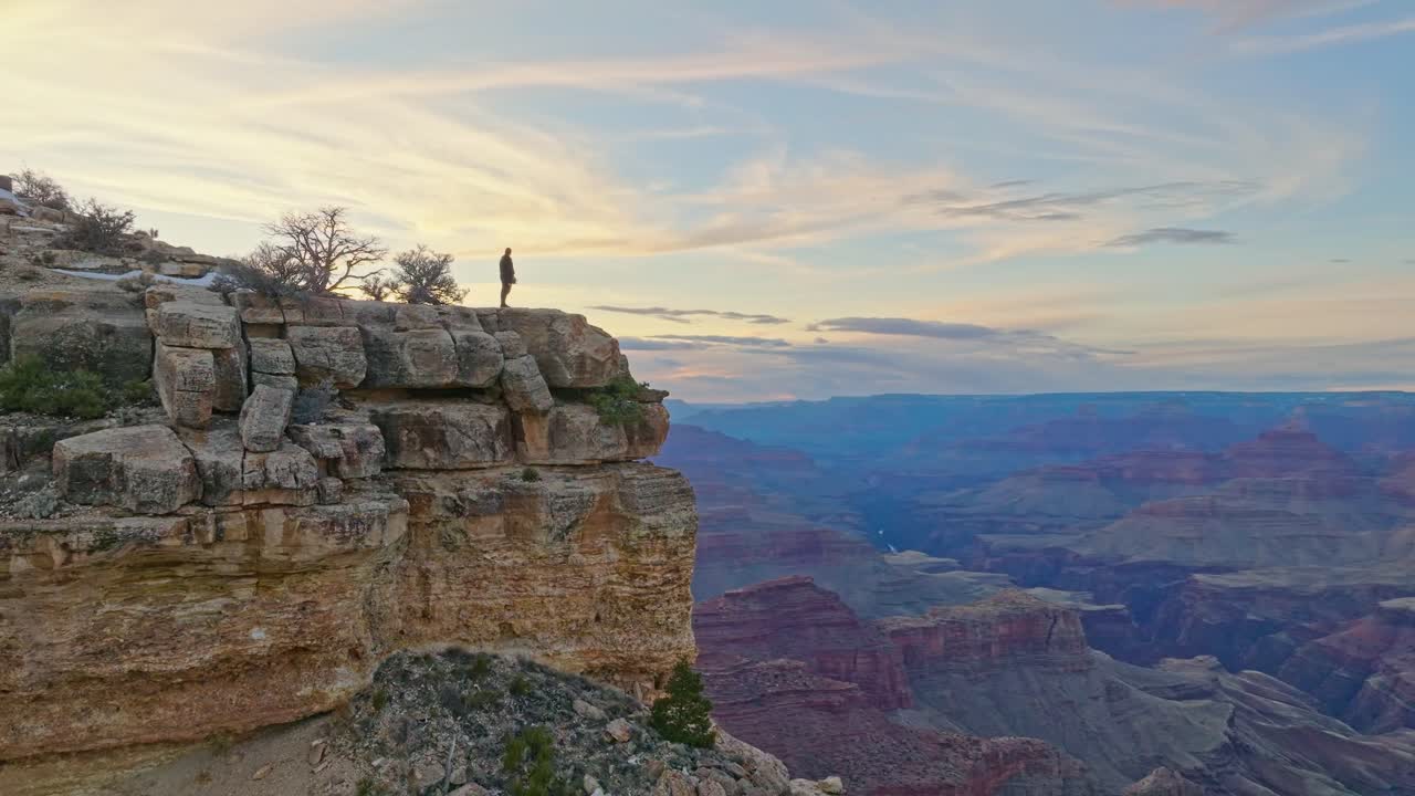 un hombre de pie en la parte superior del gran cañón, arizona, estados unidos - panorámica aérea