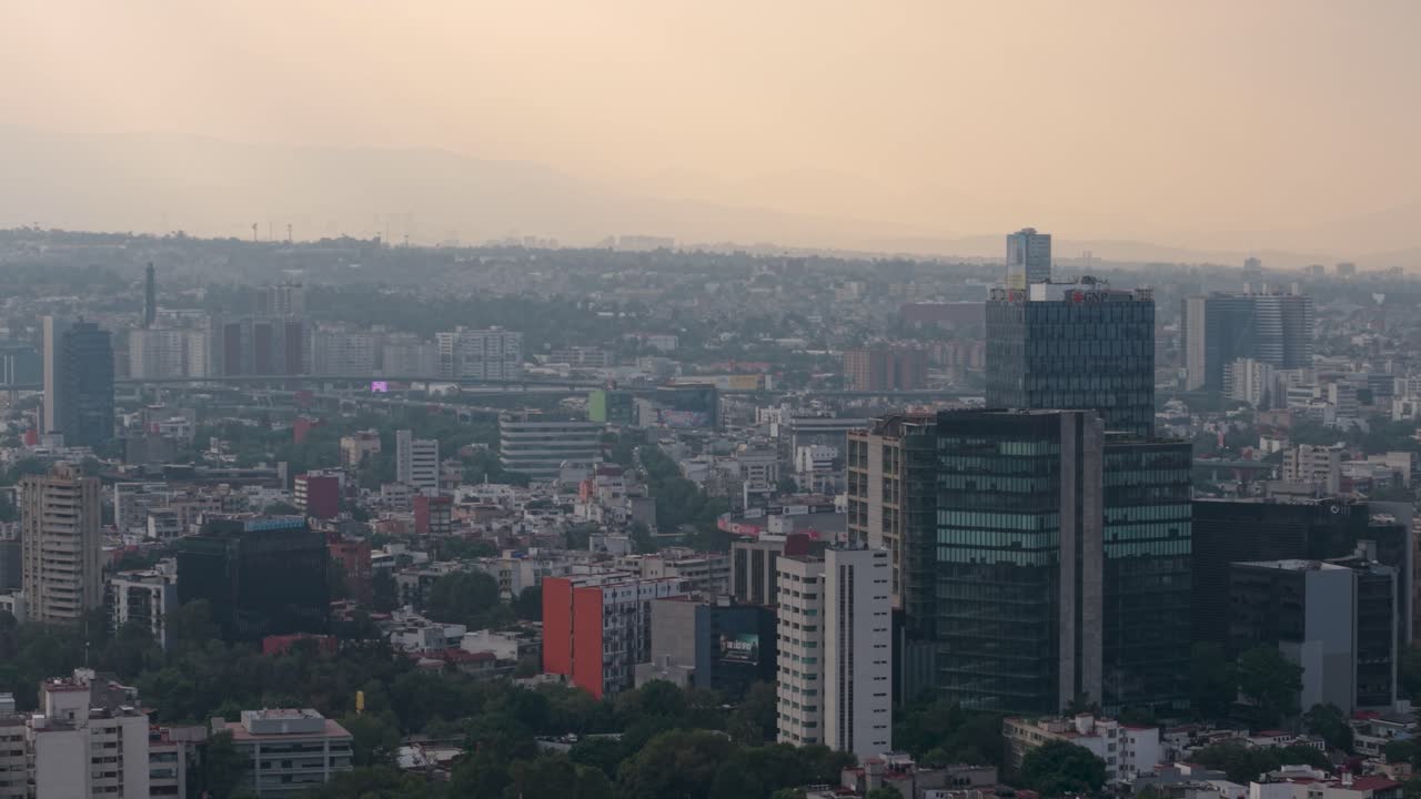 Scena al tramonto su una città inquinata dallo smog in America Latina.
