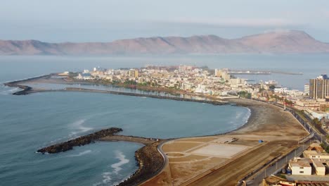 無人機拍攝秘魯沿海城市卡拉奧 (callao) 頂部的空中影像