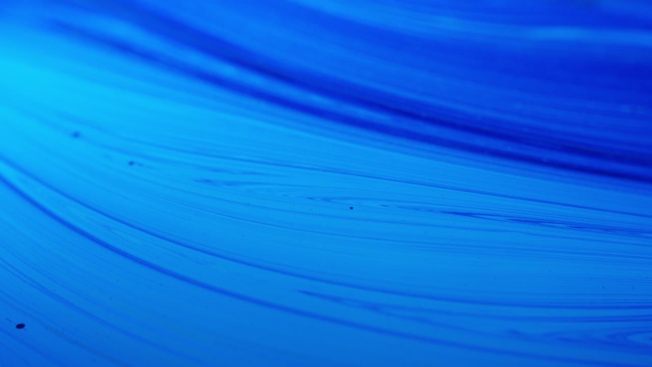 파란색 배경으로 비누 표면에 불규칙한 모양의 선이 있습니다.