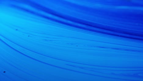 líneas de forma irregular en la superficie del jabón con fondo azul