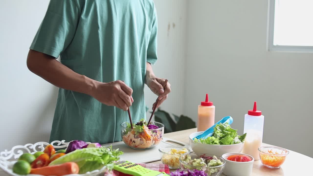 다양한 채소로 신선한 러드를 준비하는 사람