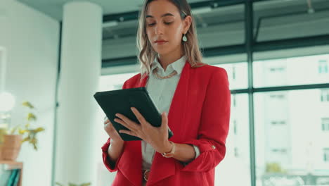 Tablet,-Geschäft-Und-Suche-Mit-Frau-Im-Büro