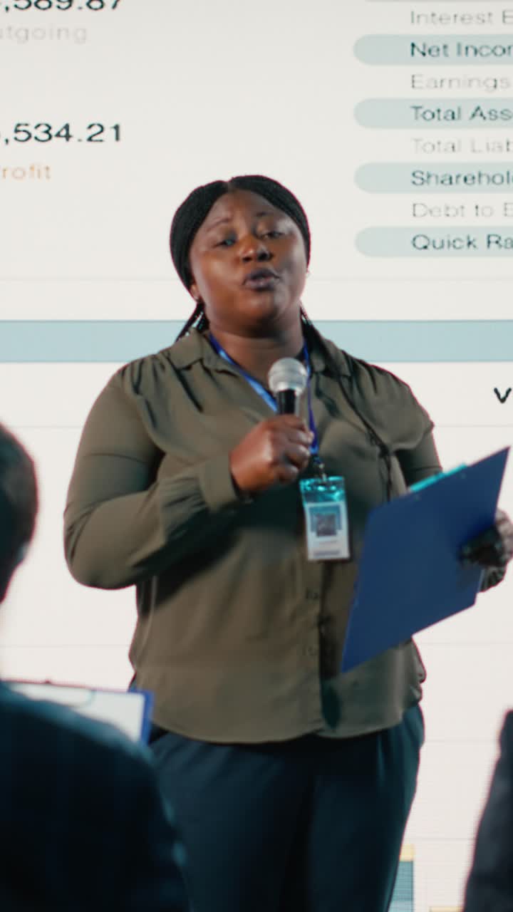 Vertikal video: Afroamerikansk kvinde holder tale på internationalt topmøde i konferencesal