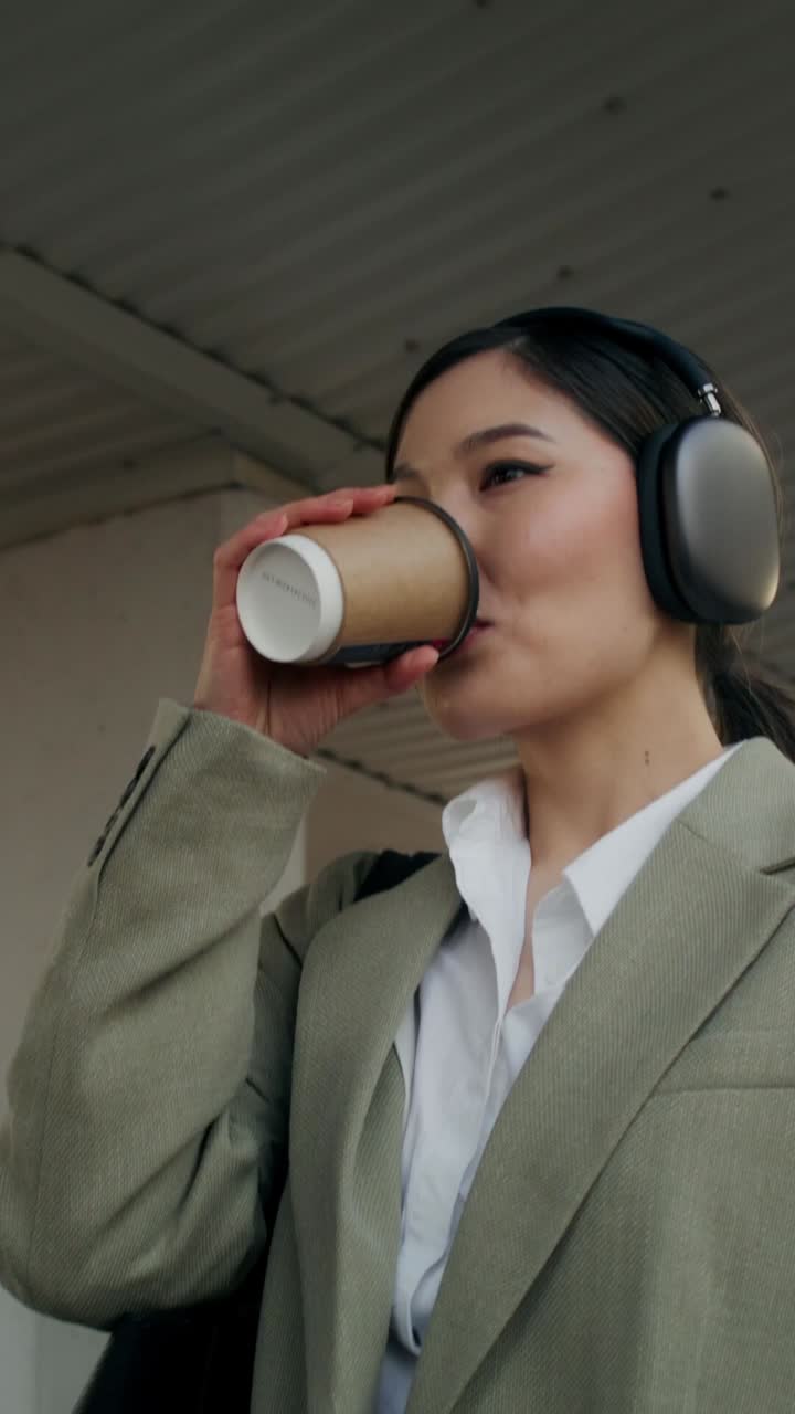 mujer con ropa de negocios al aire libre