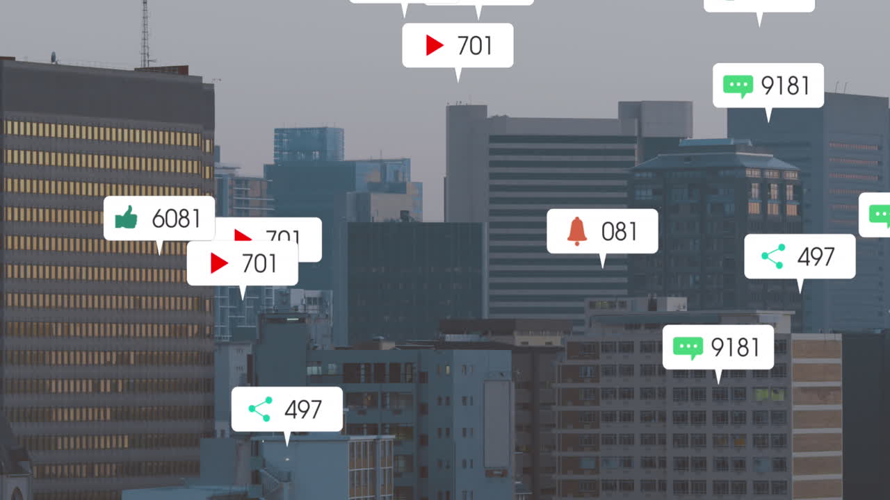 ⁇ 은 하늘을 배경으로 현대적인 건물 위에 변화하는 숫자를 가진 알림 레이블의 애니메이션