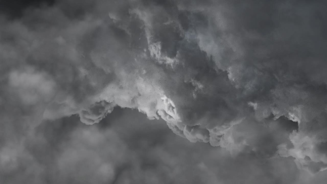 폭풍은 어두운 구름 속에서 울부고 반인다.