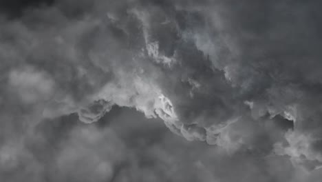 tormenta de truenos retumbos y destellos en las nubes oscuras
