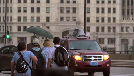 gente caminando con paraguas en chicago