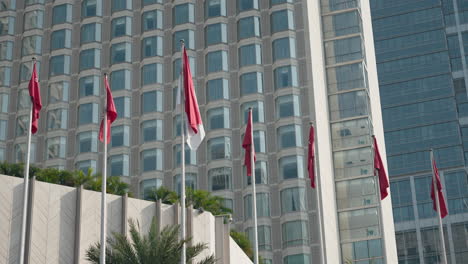 bandera de indonesia día de la independencia en la construcción de la ciudad no hay viento