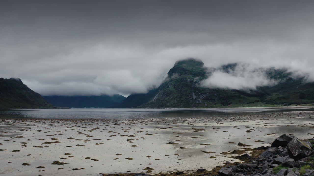 Lofotens landskap fra luften