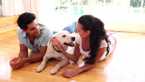 Atractiva-Pareja-Relajándose-En-La-Sala-De-Estar-Con-Mascota-Labrador