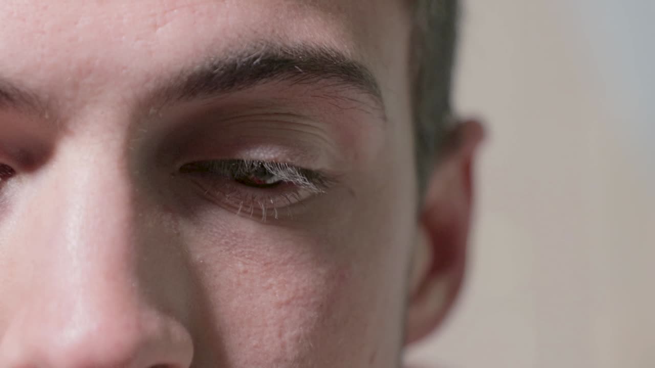 un primerísimo plano del hombre mirando al frente y luciendo confundido