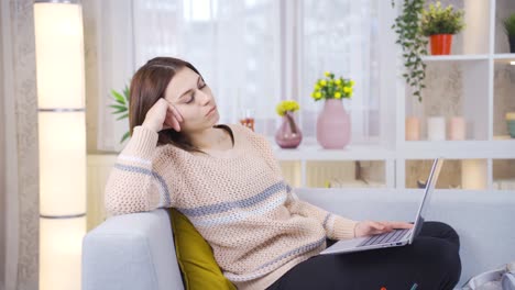 Adolescente-Estudiando-En-Casa-Pensativamente-Distraída.