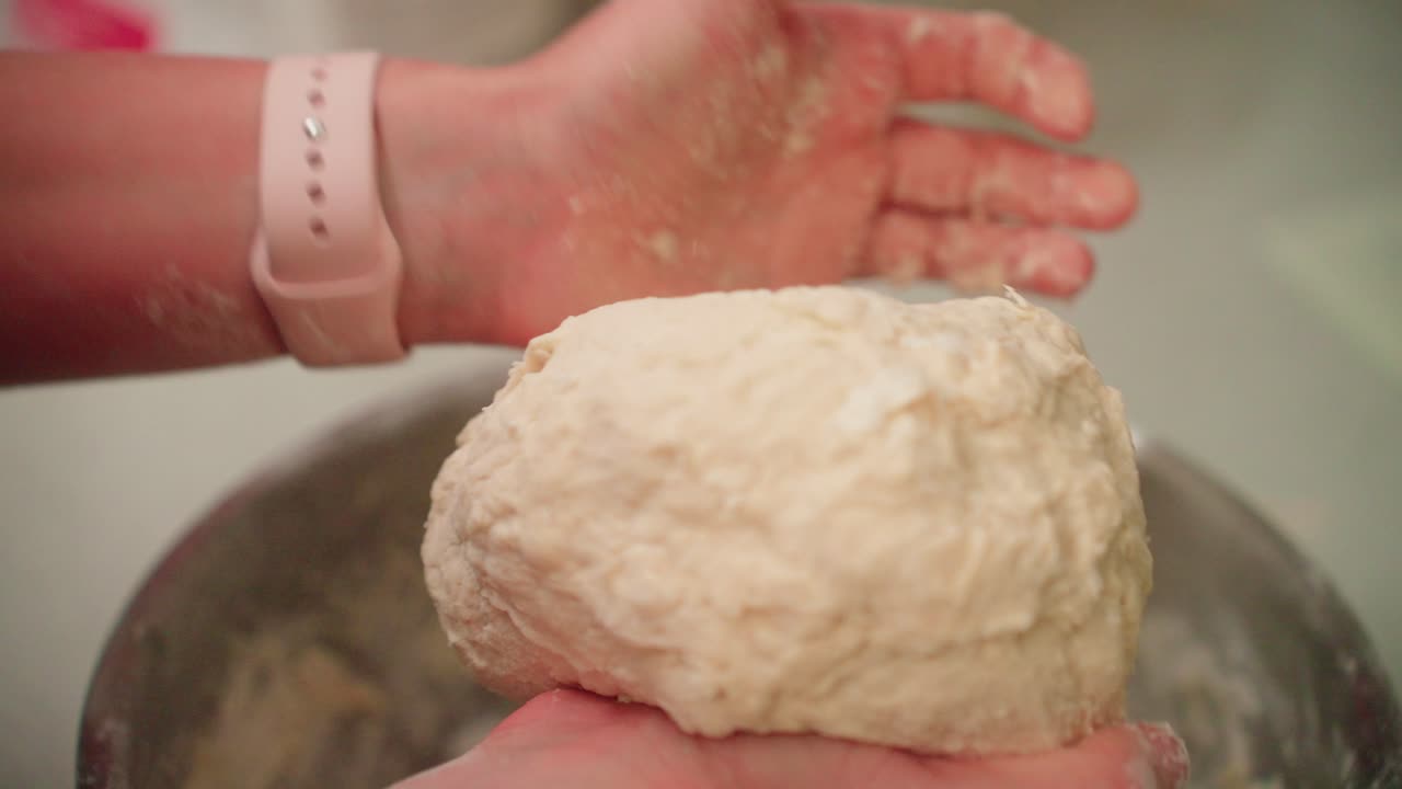 вручая формируя мяч из теста, чтобы отдохнуть и подняться