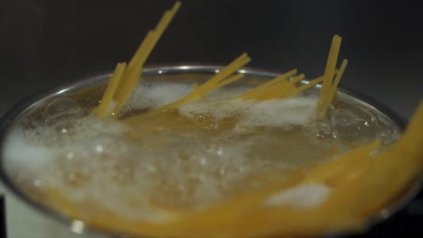 Spaghetti,-Die-In-Einer-Kleinen-Soßenpfanne-Kochen,-Schließen-Zeitlupe