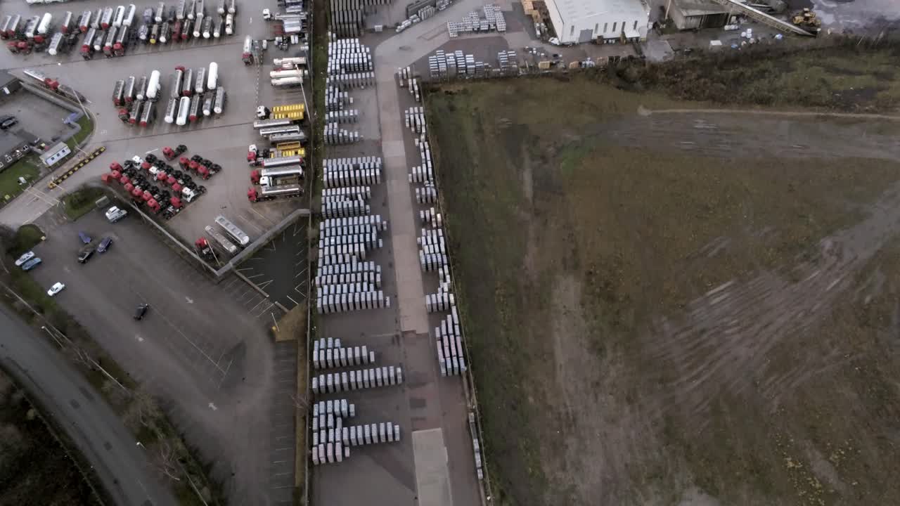 vista aérea con vistas a la fábrica de refinería industrial frente al mar del reino unido